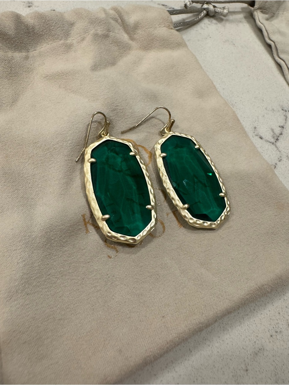 Kendra Scott Earrings – Emerald Green Faceted Stone, Gold Hammered Edge
